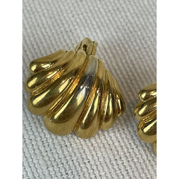 Vintage Monet Shell Shaped Gold Tone Clip On Earrings Small Dainty Minimalist - Picture 3 of 10